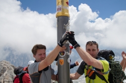 Dennis und Flo am Gipfelkreuz der Zugspitze