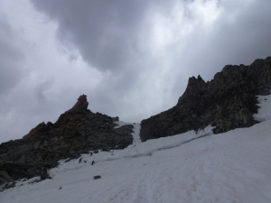 Die Schneerinne hinauf zu P3700. Von dort aus geht es weiter über Fels und Geröll bis zum Dent du Géant.