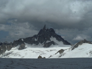 Aussicht vom Zelt aus hinüber zum Dent du Géant, dessen Besteigung wir leider verschieben mussten.