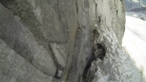 Der Bergschrund unter dem Wasserfall.