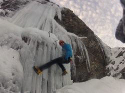 Dennis testet die selbst gesetzte Eisschraube