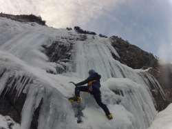 Flo beim traversieren am Wasserfall
