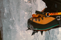 Ordentlich antreten ist beim Eisklettern unerlässlich
