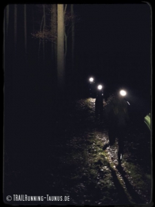 Trailrun durch den dunklen Wald.