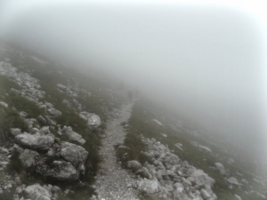 Nebel beim Zustieg zum Klettersteig