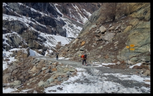 Tragepassage auf dem Weg zur Piste