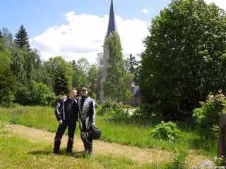 Bazi und Flo vor der Schierker Kirche