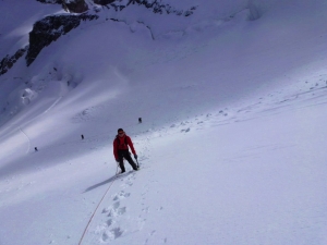 Dennis steckt knietief im Schnee