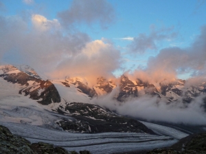 Ein wunderschönes Morgenrot, im Vordergrund der Morteratschgletscher