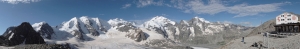 Die Bernina-Gruppe mit dem Dreier-Gipfel Piz Palü im linken Drittel