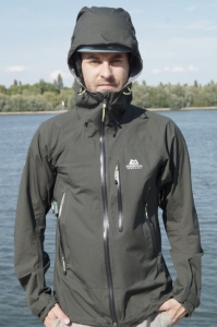 Die schmale Alpine Fit Passform der Gryphon Jacket