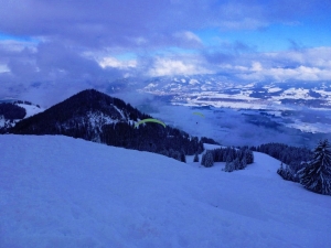 Per Gleitschirm geht es noch schneller hinuter als auf Ski