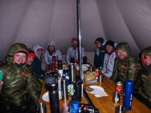 Partnerlook beim Abendessen.