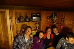 vlnr: Hubi, Lisa, Resi und Flo in der Stube