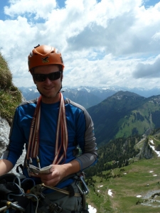 Dennis studiert die Topo