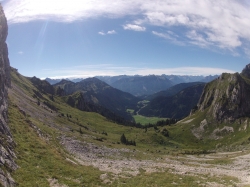 Der Ausblick vom Wandfuß ins Tannheimer Tal