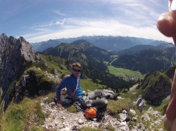 Dennis genießt das gute Wetter auf dem Gipfel