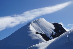 Die gewaltige Schneewächte auf dem Weg zum Gipfel