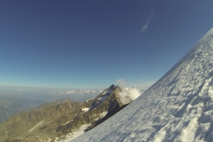 Steiles Stück kurz vor dem Gipfel. Im Hintergrund das Lagginhorn.