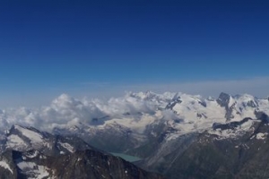 Das Panorama vom Weissmies. Im rechten Drittel die Mischabelgruppe mit dem Allalinhorn.