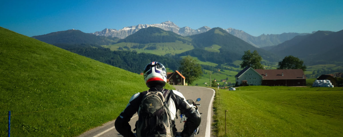 Dennis genießt den Ausblick auf die Schweizer Alpen