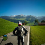 Dennis genießt den Ausblick auf die Schweizer Alpen