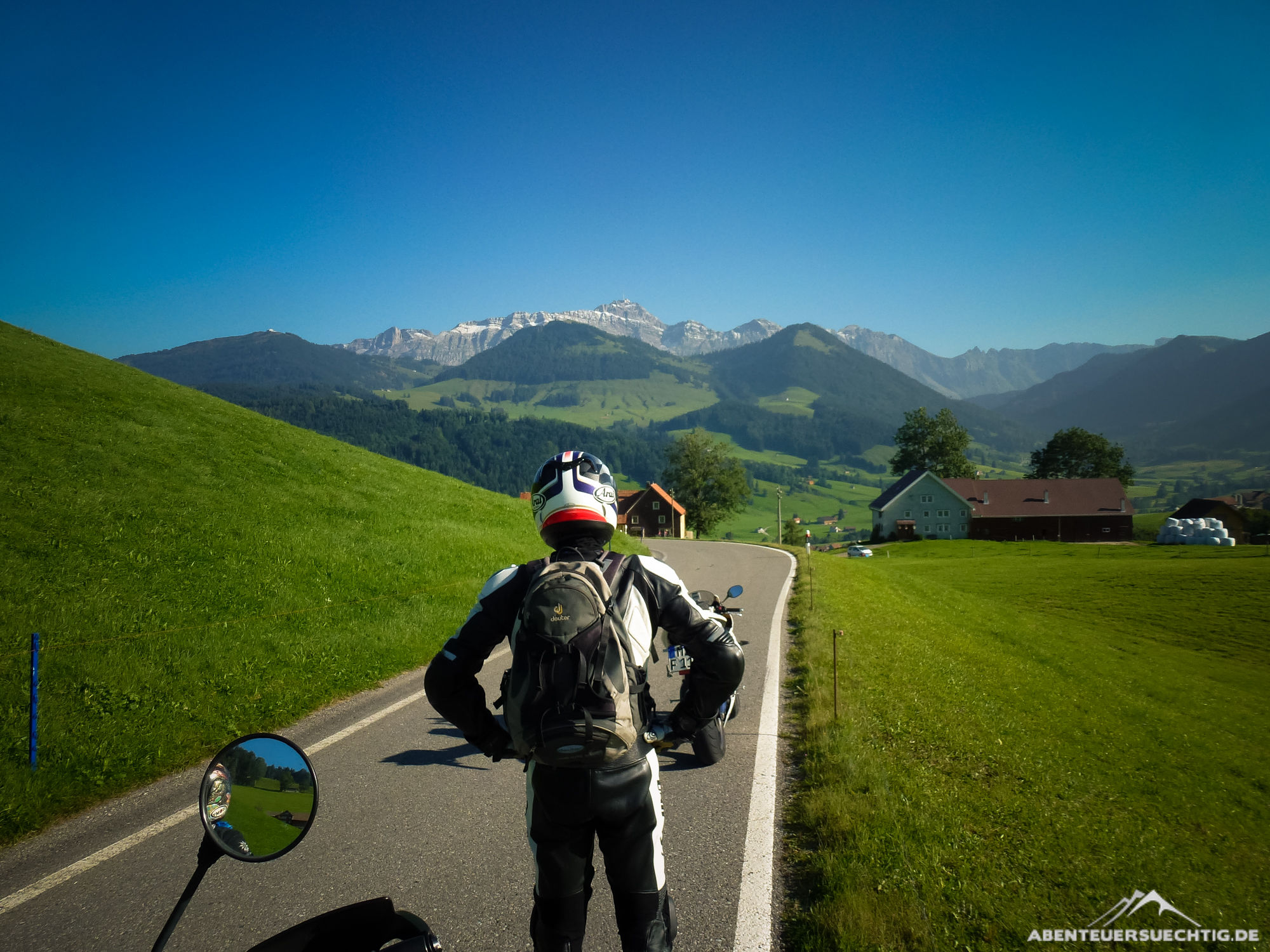 Dennis genießt den Ausblick auf die Schweizer Alpen
