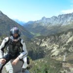 Dennis posiert am Aussichtspunkt. Im Hintergrund die Straße hoch zum Sustenpass.