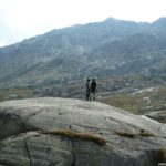 Flo und Dennis posen oben auf dem Gotthardpass.