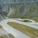 a ging's hinunter. Im Hintergrund der neue Gotthardpass.