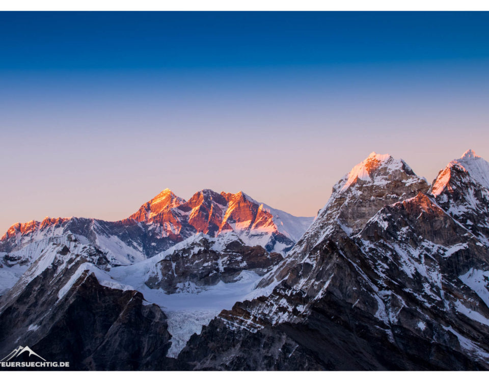 Everest und Lhotse im Abendrot