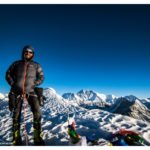 Flo am Gipfel des Mera Peak; im Hintergrund der Mount Everest