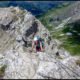 Elena unterwegs auf dem Mindelheimer Klettersteig. Im Hintergrund die Fiderepaßhütte.