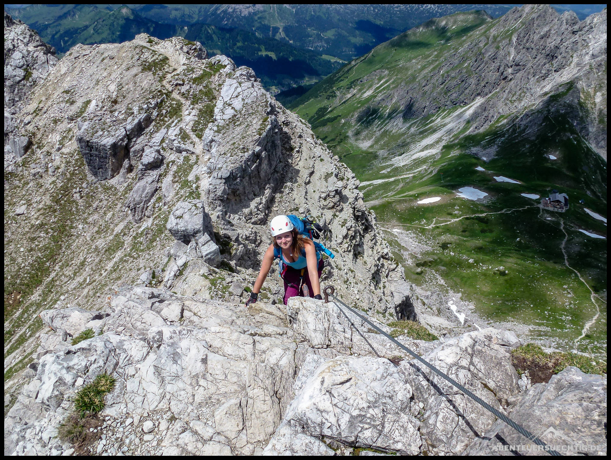 Elena unterwegs auf dem Mindelheimer Klettersteig. Im Hintergrund die Fiderepaßhütte.