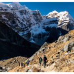 Vorbei an den Flanken des Mera Peak