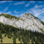 Unser Ziel, der Roß- und Buchstein. In der Mitte zwischen den Gipfeln liegt die Tegernseer Hütte.