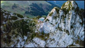 Die Tegernseer Hütte - und etwas darunter unser Nacht-Domizil.