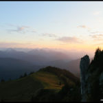 Der Himmel brennt, während die Sonne hinter dem Roßstein verschwindet.