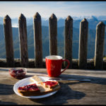 Frühstück mit Aussicht auf der Terrasse der Tegernseer Hütte.