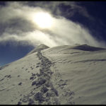 Wolkenfahnen über dem Gipfel des Mont Blanc.
