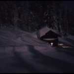 Verschneite Almen am Rand der Skipiste