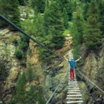 Der Einstieg in den Zirbenwald Klettersteig führt uns direkt über eine Nepal Brücke