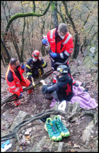 Malteser und Feuerwehr kümmern sich um mich. Hier lässt sich bereits erahnen, wie ein Aufprall an anderer Stelle hätte ausgehen können.